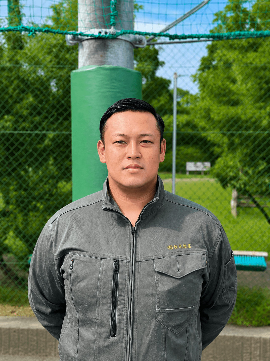 代表取締役 秋元健 作業着姿のポートレート